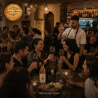 Grupo disfrutando la degustación Saint Rose en Espíritu Bohemio